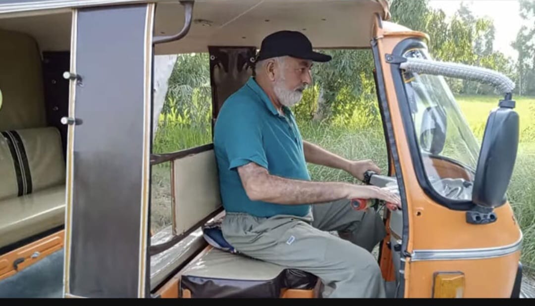 অবসরের আগে অটোরিকশা চালাচ্ছেন পাবলিক বিশ্ববিদ্যালয়ের ভিসি