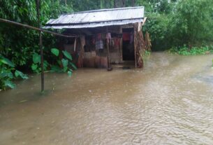 তিন নদীর পানি বিপৎসীমায় হওয়ায় মৌলভীবাজারে লাখ মানুষ পানিবন্দী